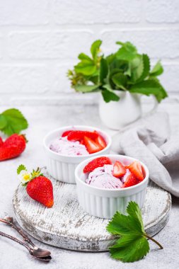 Beyaz kasede çilekli dondurma.