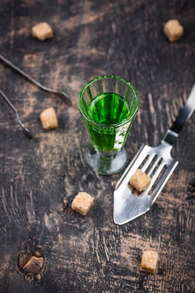 Vaso de absenta con azúcar de caña —  Fotos de Stock