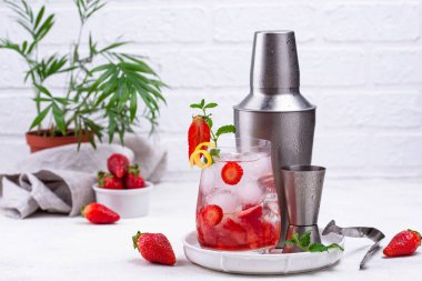 Serinletici soğuk yaz çilekli kokteyli