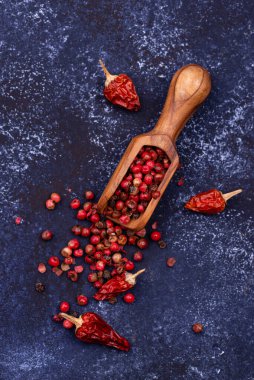 Kırmızı sıcak kurutulmuş kırmızı biber mavi arka planda