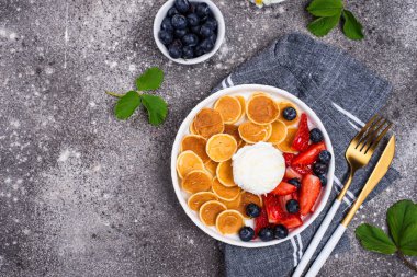 Böğürtlenli krep gevrekleri