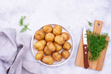 Pişmemiş taze patates ve dereotu.