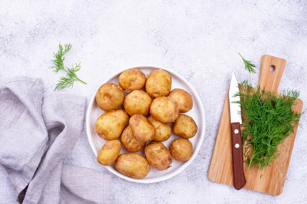 Patatas frescas y eneldo jóvenes sin cocer —  Fotos de Stock