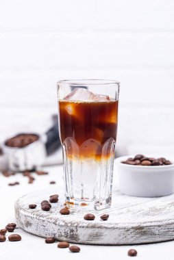 Espresso tonik, moda kahve içeceği.