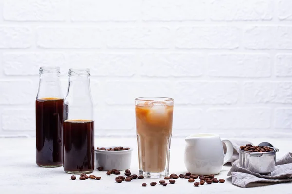 Kallbryggt kaffe med is och mjölk — Stockfoto