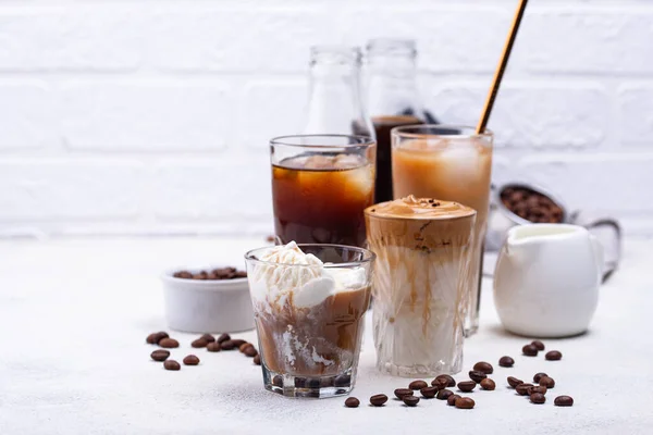 Різні модні холодні кавові напої — стокове фото