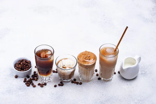 Verschiedene trendige kalte Kaffeegetränke — Stockfoto