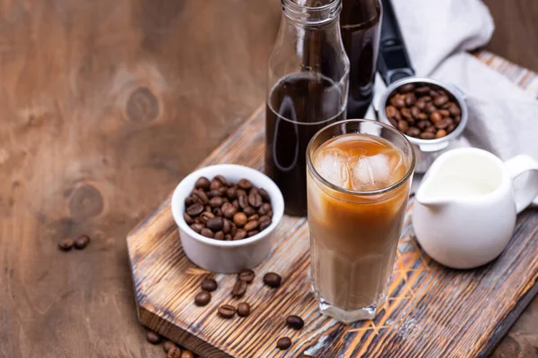 Kalter Brühkaffee mit Eis und Milch — Stockfoto