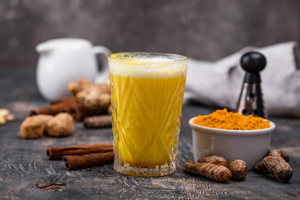 Baharatlı zerdeçal altın sütü