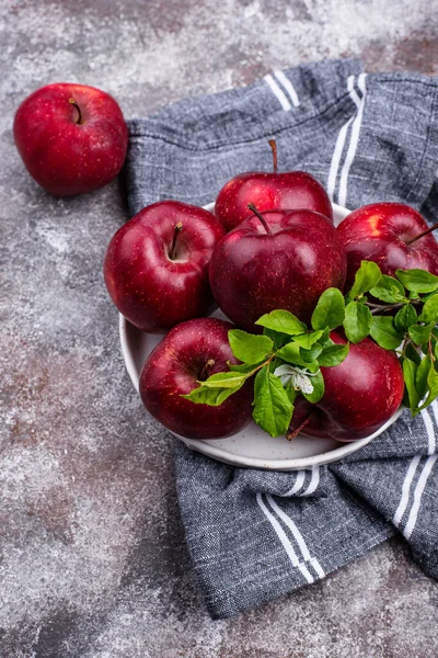 Manzanas frescas rojas maduras sobre fondo gris —  Fotos de Stock