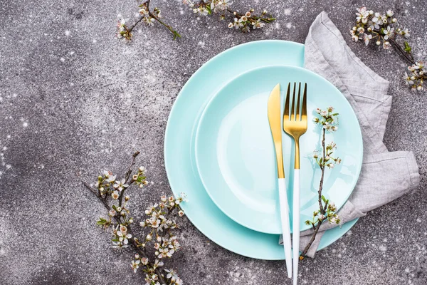 Весняний стіл з розквітлою гілкою — стокове фото