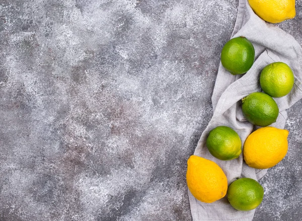 Limones y limones frescos maduros — Foto de Stock