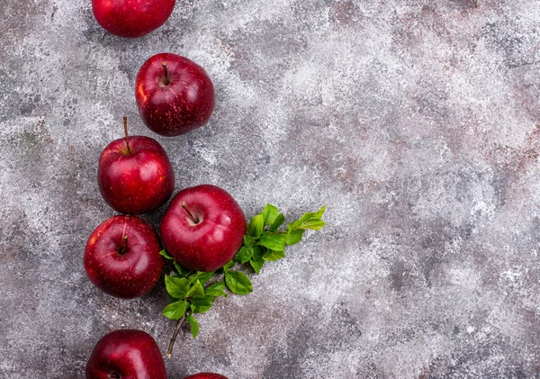 Frische rote reife Äpfel auf grauem Hintergrund — Stockfoto