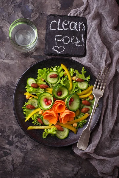 Insalata Di Verdure Con Carota Cetriolo Pepe Mandorla E Pulcino Disintossicazione Bilanciato Stock Photo 145354293