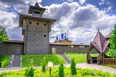 Tahta çit tahkimatları ve Belarus 'taki Mazyr Kalesi' nin küçük kilisesi.