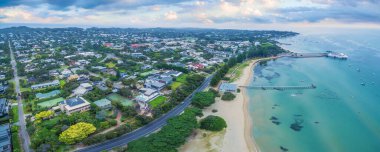 Sorrento Long Pier 'in hava panoramik manzarası, şafakta demirli yolcu feribotu ve Point Nepean Yolu. Mornington Yarımadası, Melbourne, Avustralya