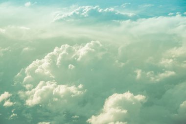 Gökyüzü manzarası güzel pofuduk bulutlara bakıyor