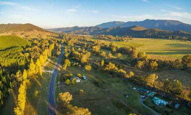Büyük Alp Yolu 'nun hava panoramik manzarası gün batımında Avustralya kırsalından geçiyor. Victoria, Avustralya