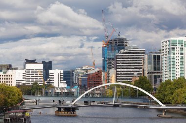 MELBOURNE - 31 Ocak 2016: Princes Köprüsü 'nden Southbank yaya köprüsü ve Yarra nehrinin manzarası.