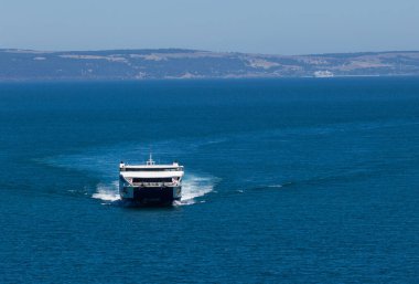 Adelaide, Avustralya - 27 Ocak 2017: Sealink - Kanguru Adası feribotu anakaraya yaklaşıyor.