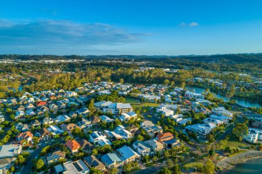 Gün batımında Varsity Lakes 'in hava manzarası. Gold Coast, Queensland, Avustralya