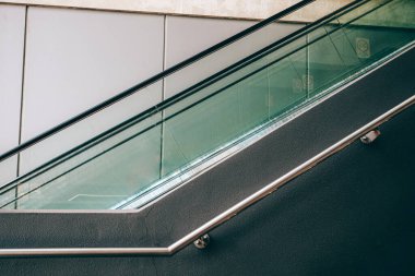 Yürüyen merdiven ve tırabzan parçası - geometrik mimari ayrıntı