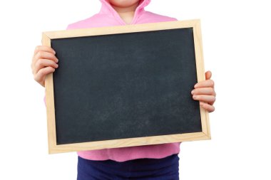 Beyaz arkaplandaki çocuk kopyalama alanı olan boş tahtayı tutuyor