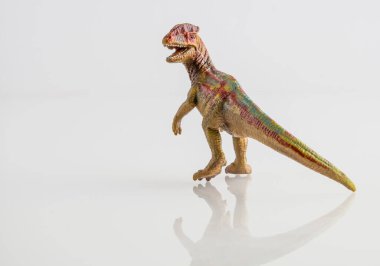 Sarı dinozor oyuncağı beyazda izole edilmiş.