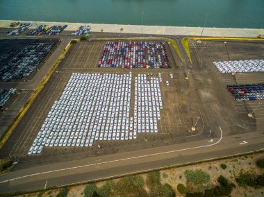 Port Melbourne, Avustralya 'da yeni ithal arabalarla dolu büyük bir otopark manzarası.