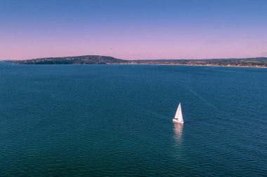 Melbourne, Avustralya 'daki Mornington Yarımadası kıyısında beyaz yelkenli.