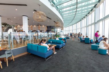 Gold Coast, Avustralya - 6 Ocak 2019: İnsanlar Skypoint gözlem masasında kafe ve izleme platformunun keyfini çıkarıyorlar