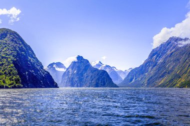 Milford Sound, Fiordland, Yeni Zelanda 'nın görkemli kar tepeleri.