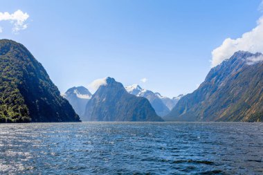Milford Sound, Fiordland, Yeni Zelanda 'nın görkemli kar tepeleri.