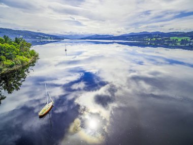 Huon Nehri, Huon Vadisi, Tazmanya, Avustralya 'da demirli yelkenliler. Suya yansıyan bulutlarla güzel bir hava görüntüsü.