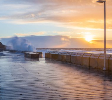 Mornington İskelesi ve günbatımında büyük dalgalar. Melbourne, Avustralya