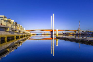 Bolte Köprüsü ve büyük kargo gemisi rıhtımdan görülüyor.
