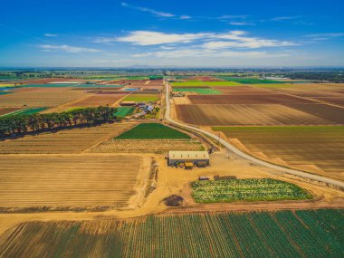 Werribee Güney, Victoria, Avustralya 'da aydınlık yaz gününde tarım alanlarının güzel hava manzarası