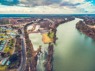 Murray Nehri 'nin ve Güney Avustralya' daki Berri kentinin hava manzarası.