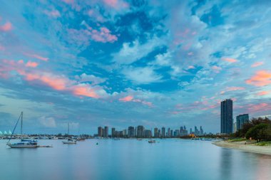 Güzel günbatımı gökyüzü demirli tekneler ve lüks gayrimenkuller üzerinde. Gold Coast, Queensland, Avustralya