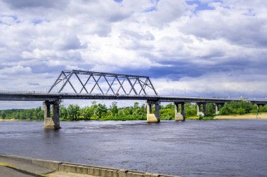 Belarus 'ta Pripyat nehri üzerindeki köprüde giden arabalar