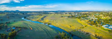 Avustralya 'nın Yeni Güney Galler şehrinde gün batımında Yass Nehri ve çevresindeki kırsal bölgelerin geniş hava manzarası.