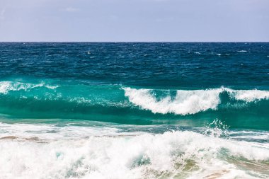 Okyanus sörfü gökyüzündeki boşluğu kopyalayarak