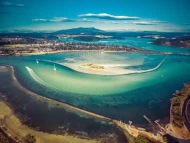 Sığ okyanus sularının havadan görünüşü. Narooma, NSW, Avustralya