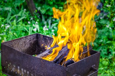 Et hazırlığı bitmeden önce Mangal 'da ateş yakıldı
