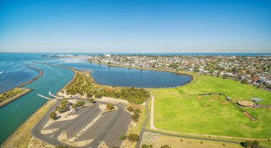 Greenwich Körfezi 'nin hava manzarası ve rezervi, Williamstown Kenar Mahallesi, öğlen vakti. Melbourne, Victoria, Avustralya