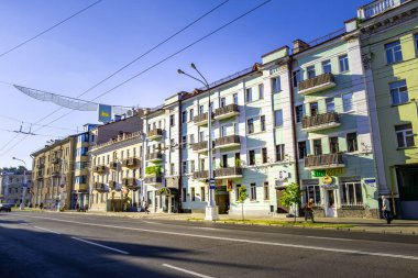 Gomel, Belarus - 24 Haziran 2019: Günbatımında Lenin Bulvarı 'ndaki konut binaları