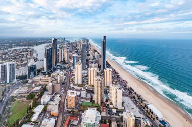 Gold Coast, Avustralya - 6 Ocak 2019: Surfers Paradise ufuk çizgisi Skypoint gözlem masasından izlendi