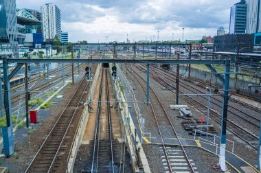 Demiryolu borsası Güney Haçı tren istasyonuna geliyor. Melbourne, Victoria, Avustralya