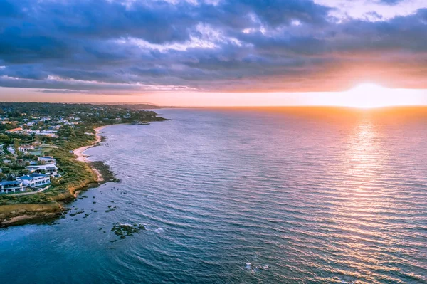 Puesta Sol Sobre Océano Cerca Costa Vista Aérea — Foto de Stock