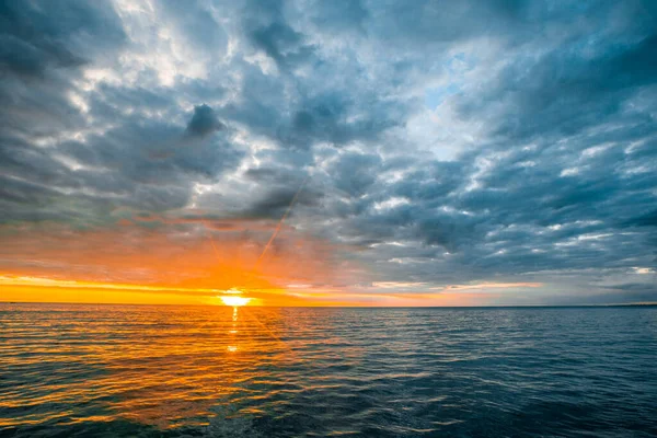 ทะเลน อยท เมฆพาย เหน าสงบก บดวงอาท สขอบฟ — ภาพถ่ายสต็อก